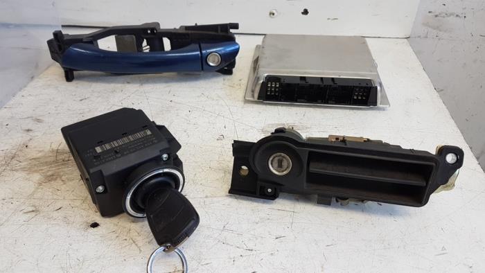 Gebruikte Kontaktslot + computer Mercedes C Sportcoupé (C203) 2.0 C-180 16V Prijs € 150,00 Margeregeling aangeboden door Autodemontagebedrijf Smit