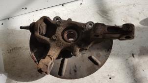 Gebruikte Fusee rechts-voor Dodge Avenger (JS) 2.0 16V Prijs € 70,00 Margeregeling aangeboden door Autodemontagebedrijf Smit