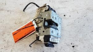 Gebruikte Deurslot Mechaniek 4Deurs links-achter Dodge Avenger (JS) 2.0 16V Prijs € 40,00 Margeregeling aangeboden door Autodemontagebedrijf Smit