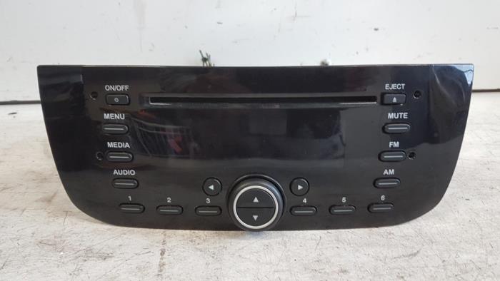 Radio CD Speler van een Fiat Punto Evo (199) 1.3 JTD Multijet 85 16V Euro 5 2011