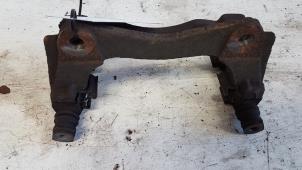 Gebruikte Remzadel links-voor Toyota Avensis Wagon (T25/B1E) 2.0 16V VVT-i D4 Prijs € 10,00 Margeregeling aangeboden door Autodemontagebedrijf Smit