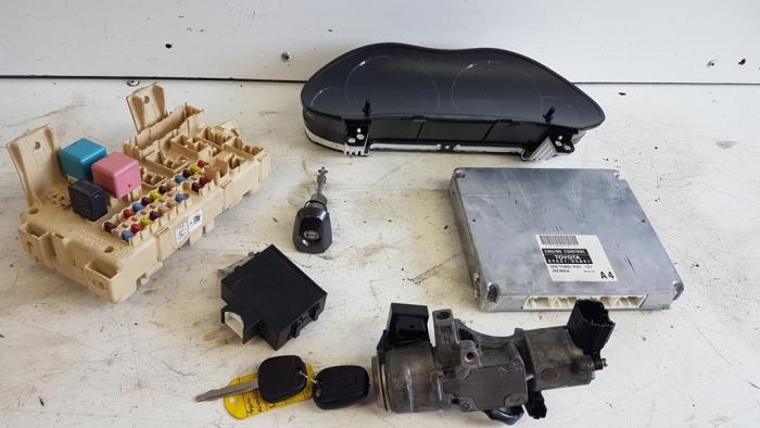 Gebruikte Kontaktslot + computer Toyota Avensis (T25/B1B) 2.0 16V D-4D-F Prijs € 100,00 Margeregeling aangeboden door Autodemontagebedrijf Smit