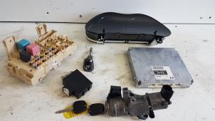Gebruikte Kontaktslot + computer Toyota Avensis (T25/B1B) 2.0 16V D-4D-F Prijs € 100,00 Margeregeling aangeboden door Autodemontagebedrijf Smit