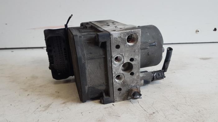 Gebruikte ABS Pomp Toyota Avensis (T25/B1B) 2.0 16V D-4D-F Prijs € 40,00 Margeregeling aangeboden door Autodemontagebedrijf Smit