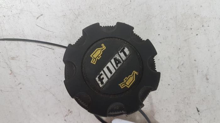Gebruikte Oliedop Fiat Idea (350AX) 1.4 16V Prijs € 10,00 Margeregeling aangeboden door Autodemontagebedrijf Smit
