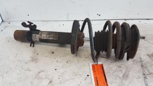 Gebruikte Schokdemperpoot rechts-voor BMW Mini One/Cooper (R50) 1.6 16V One Prijs € 25,00 Margeregeling aangeboden door Autodemontagebedrijf Smit