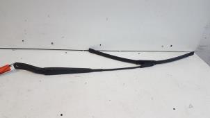 Gebruikte Ruitenwisserarm voor Renault Clio III (BR/CR) 1.5 dCi FAP Prijs € 15,00 Margeregeling aangeboden door Autodemontagebedrijf Smit