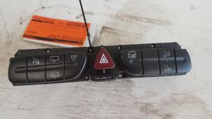 Gebruikte Schakelaar Paniekverlichting Mercedes C Combi (S203) 2.2 C-200 CDI 16V Prijs € 20,00 Margeregeling aangeboden door Autodemontagebedrijf Smit