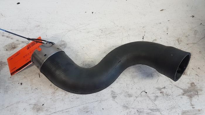 Intercooler Slang van een Renault Megane III Grandtour (KZ) 1.5 dCi 110 2012