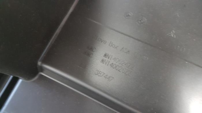 Handschoenenkastje van een Mitsubishi Colt (Z2/Z3) 1.5 16V CZ3 2008
