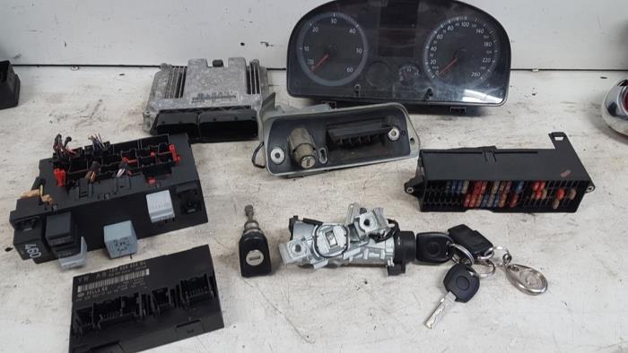 Gebruikte Kontaktslot + computer Volkswagen Caddy III (2KA,2KH,2CA,2CH) 2.0 SDI Prijs op aanvraag aangeboden door Autodemontagebedrijf Smit