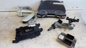 Gebruikte Contactslot + computer Fiat Grande Punto (199) 1.4 Prijs € 125,00 Margeregeling aangeboden door Autodemontagebedrijf Smit