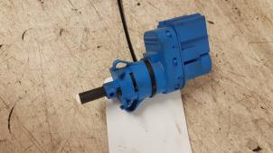 Gebruikte Schakelaar Remlicht Mazda 5 (CR19) 1.8i 16V Prijs € 10,00 Margeregeling aangeboden door Autodemontagebedrijf Smit