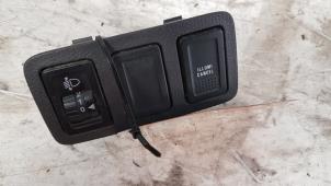 Gebruikte Schakelaar Koplamp Ihv Suzuki Swift (ZA/ZC/ZD1/2/3/9) 1.3 VVT 16V Prijs € 10,00 Margeregeling aangeboden door Autodemontagebedrijf Smit