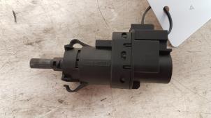 Gebruikte Koppeling schakelaar Ford Fiesta 6 (JA8) 1.6 TDCi 16V ECOnetic Prijs € 10,00 Margeregeling aangeboden door Autodemontagebedrijf Smit