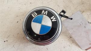 Gebruikte Handgreep Achterklep BMW 1 serie (E87/87N) 118i 16V Prijs € 10,00 Margeregeling aangeboden door Autodemontagebedrijf Smit
