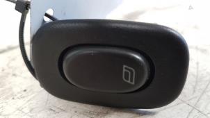 Gebruikte Schakelaar Elektrisch Raam Saab 9-5 Estate (YS3E) 2.0t 16V Prijs € 5,00 Margeregeling aangeboden door Autodemontagebedrijf Smit