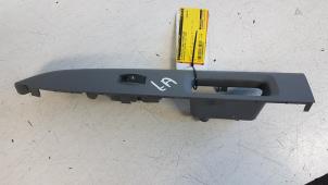 Gebruikte Schakelaar Elektrisch Raam Daihatsu Sirion 2 (M3) 1.0 12V DVVT Prijs € 10,00 Margeregeling aangeboden door Autodemontagebedrijf Smit