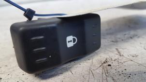 Gebruikte Schakelaar Centr. Deurvergrendeling Dacia Logan MCV (KS) 1.6 16V Prijs € 10,00 Margeregeling aangeboden door Autodemontagebedrijf Smit