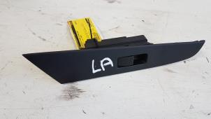 Gebruikte Elektrisch Raam Schakelaar Mazda 3 Sport (BK) 1.3i 16V Prijs € 10,00 Margeregeling aangeboden door Autodemontagebedrijf Smit