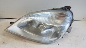 Gebruikte Koplamp links Mercedes Vaneo (W414) 1.6 Prijs € 40,00 Margeregeling aangeboden door Autodemontagebedrijf Smit