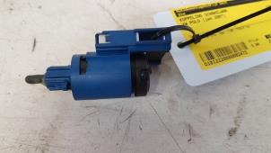 Gebruikte Koppeling schakelaar Volkswagen Polo IV (9N1/2/3) 1.2 12V Prijs € 5,00 Margeregeling aangeboden door Autodemontagebedrijf Smit