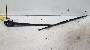 Gebruikte Ruitenwisserarm achter Volkswagen Caddy III (2KA,2KH,2CA,2CH) 1.9 TDI Prijs € 15,00 Margeregeling aangeboden door Autodemontagebedrijf Smit