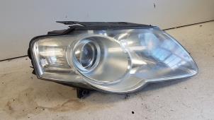 Gebruikte Koplamp rechts Volkswagen Passat Variant (3C5) 2.0 TDI 140 Prijs € 25,00 Margeregeling aangeboden door Autodemontagebedrijf Smit