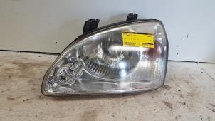 Gebruikte Koplamp links Kia Carens I (FC/FJ) 2.0i CVVT 16V Prijs € 35,00 Margeregeling aangeboden door Autodemontagebedrijf Smit