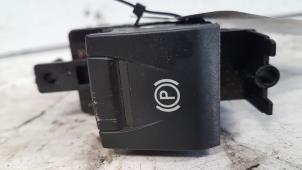 Gebruikte Handrem schakelaar Renault Laguna III Estate (KT) 2.0 dCi 16V 150 Prijs € 25,00 Margeregeling aangeboden door Autodemontagebedrijf Smit