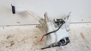 Gebruikte Ruitensproeiertank voor Chevrolet Spark (M300) 1.0 16V Bifuel Prijs € 25,00 Margeregeling aangeboden door Autodemontagebedrijf Smit