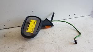 Gebruikte Spiegel Buiten links Renault Modus/Grand Modus (JP) 1.6 16V Prijs € 25,00 Margeregeling aangeboden door Autodemontagebedrijf Smit