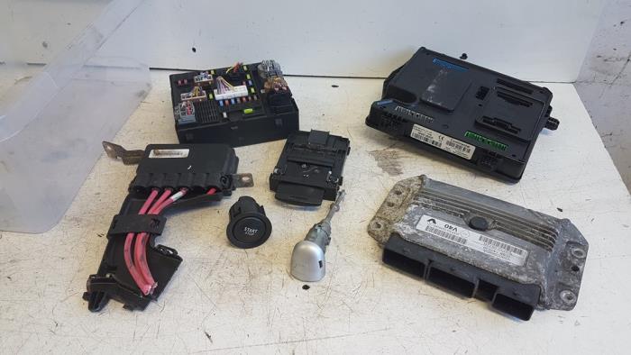 Gebruikte Kontaktslot + computer Renault Scénic III (JZ) 1.4 16V TCe 130 Prijs € 170,00 Margeregeling aangeboden door Autodemontagebedrijf Smit
