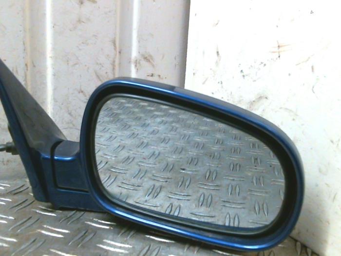Buitenspiegel rechts van een Honda Civic 1995