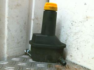 Gebruikte Servo Oliereservoir Ford Galaxy (WGR) 2.8i V6 24V Prijs € 15,00 Margeregeling aangeboden door Autodemontagebedrijf Smit