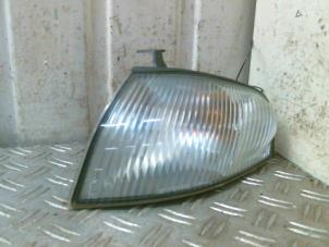 Gebruikte Pinker rechts Mazda 323 (BA12) 1.5i 16V Prijs € 15,00 Margeregeling aangeboden door Autodemontagebedrijf Smit