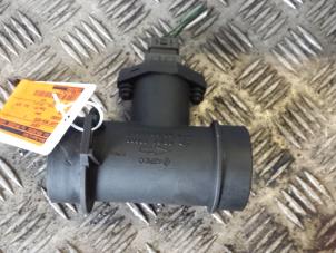 Gebruikte Luchtmassameter Hyundai Accent II/Excel II/Pony 1.5i 12V Hatchback Prijs € 30,00 Margeregeling aangeboden door Autodemontagebedrijf Smit