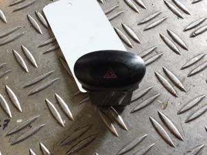 Gebruikte Schakelaar Paniekverlichting Chevrolet Matiz 0.8 S,SE Prijs € 10,00 Margeregeling aangeboden door Autodemontagebedrijf Smit