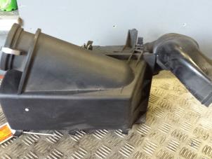 Gebruikte Luchtfilterhuis Mercedes E Combi (S210) 3.2 E-320 V6 18V Prijs € 30,00 Margeregeling aangeboden door Autodemontagebedrijf Smit