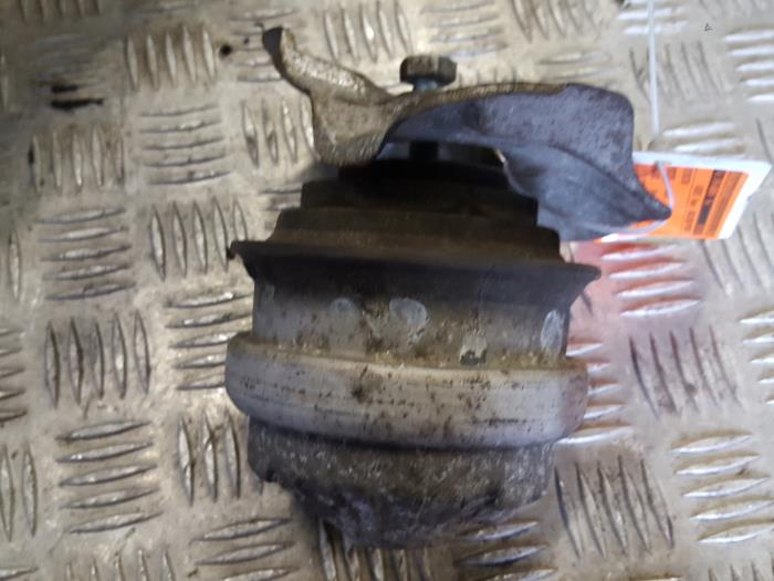 Gebruikte Motorrubber Mercedes E Combi (S210) 3.2 E-320 V6 18V Prijs € 20,00 Margeregeling aangeboden door Autodemontagebedrijf Smit