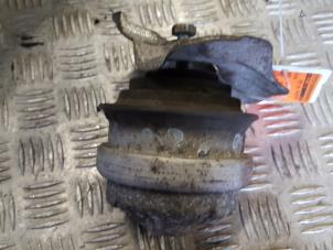 Gebruikte Motorrubber Mercedes E Combi (S210) 3.2 E-320 V6 18V Prijs € 20,00 Margeregeling aangeboden door Autodemontagebedrijf Smit