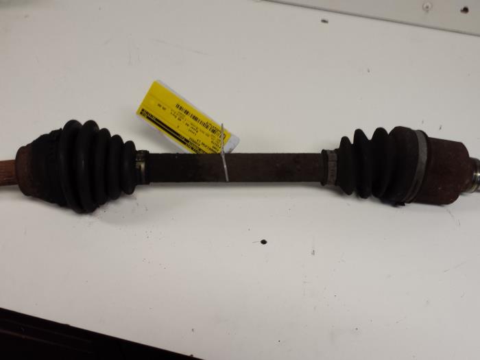 Gebruikte Aandrijfas links-voor Ford Fiesta 5 (JD/JH) 1.25 16V Prijs € 15,00 Margeregeling aangeboden door Autodemontagebedrijf Smit