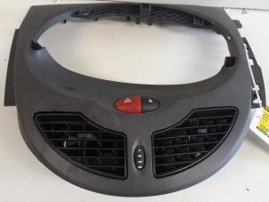 Gebruikte Luchtrooster Dashboard Renault Twingo Prijs € 30,00 Margeregeling aangeboden door Autodemontagebedrijf Smit
