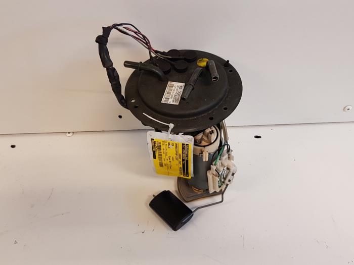 Gebruikte Tank element Pomp Kia Carens II (FJ) 2.0 CRDI 16V Prijs € 50,00 Margeregeling aangeboden door Autodemontagebedrijf Smit