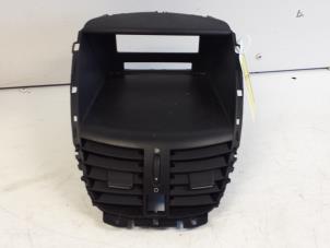 Gebruikte Luchtrooster Dashboard Peugeot 207 Prijs € 40,00 Margeregeling aangeboden door Autodemontagebedrijf Smit
