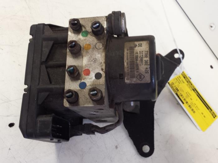 Gebruikte ABS Pomp Renault Master II (JD) 2.8 dTi T28 Prijs € 95,00 Margeregeling aangeboden door Autodemontagebedrijf Smit