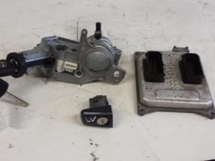 Gebruikte Kontaktslot + computer Opel Astra H (L48) 1.6 16V Prijs € 300,00 Margeregeling aangeboden door Autodemontagebedrijf Smit