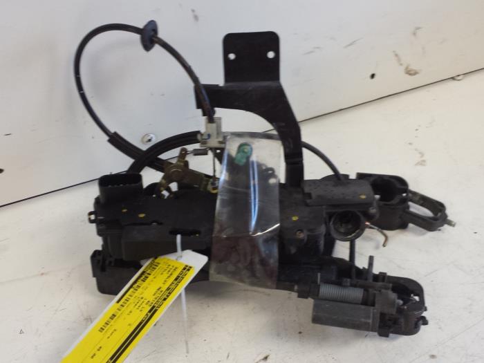 Deurslot Mechaniek 4Deurs links-voor van een Fiat Stilo (192A/B) 1.6 16V 5-Drs. 2001