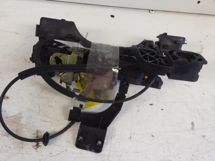 Deurslot Mechaniek 4Deurs links-voor van een Fiat Stilo (192A/B) 1.6 16V 5-Drs. 2001