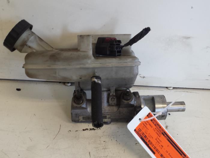 Gebruikte Hoofdremcilinder Ford Transit 2.0 TDdi 16V Prijs € 25,00 Margeregeling aangeboden door Autodemontagebedrijf Smit